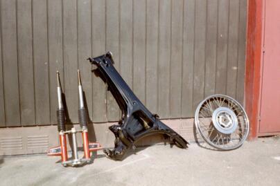 Delar till Arizonan framf�r garaget